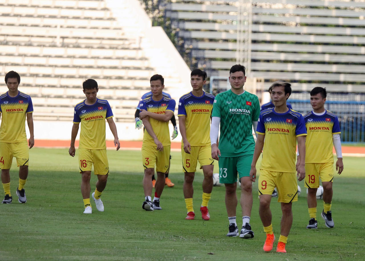 Đặng Văn Lâm chia sẻ phút nghỉ ngơi hiếm hoi bên đồng đội