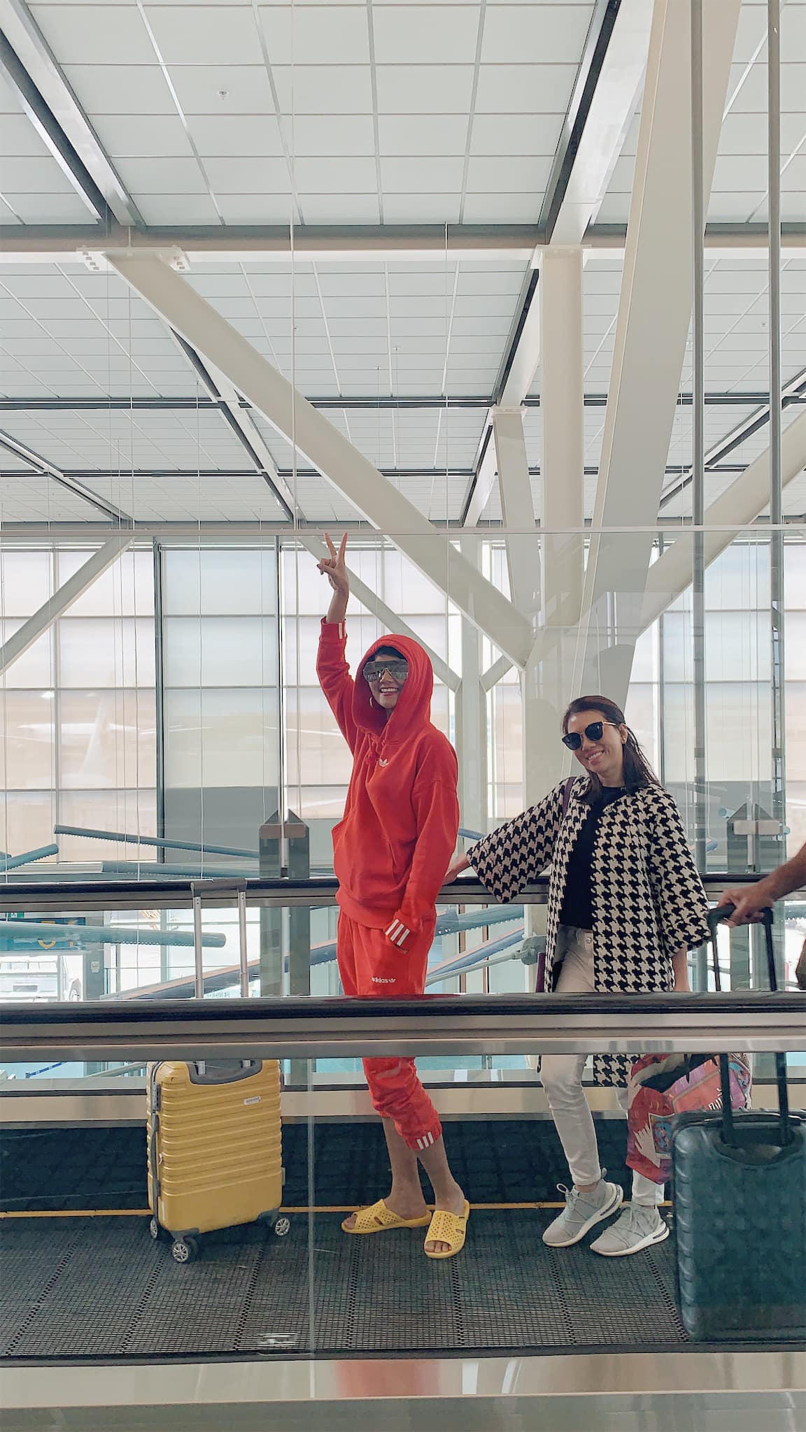 H’Hen Niê mang dép tổ ong sang Canada dự sự kiện