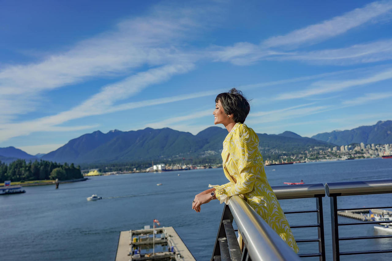 H’Hen Niê mang dép tổ ong sang Canada dự sự kiện