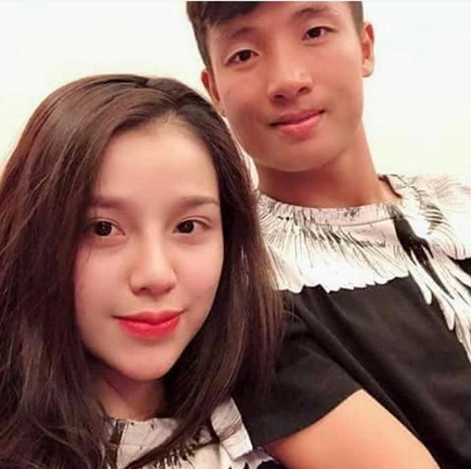 Trung vệ Bùi Tiến Dũng tặng hôn thê nhẫn kim cương trong lễ đính hôn