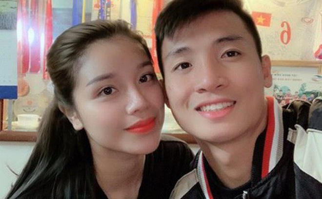 Trung vệ Bùi Tiến Dũng tặng hôn thê nhẫn kim cương trong lễ đính hôn