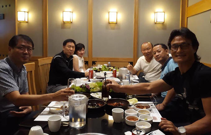 Huấn luyện viên Park Hang Seo đi ăn tối cùng trợ lý sau thời gian nghỉ phép ở quê nhà