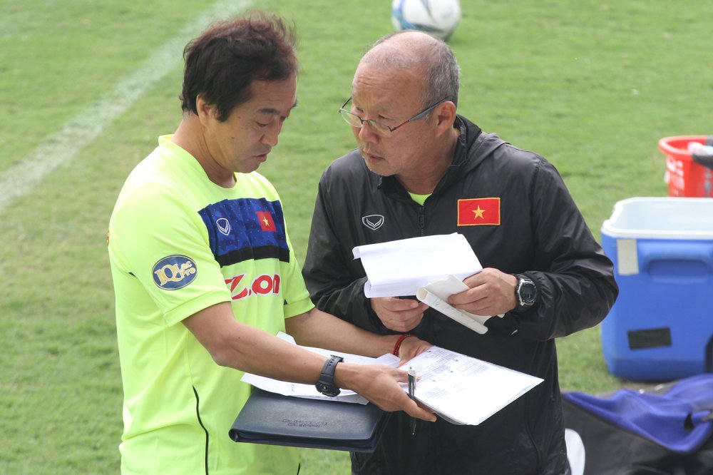 Huấn luyện viên Park Hang Seo đi ăn tối cùng trợ lý sau thời gian nghỉ phép ở quê nhà