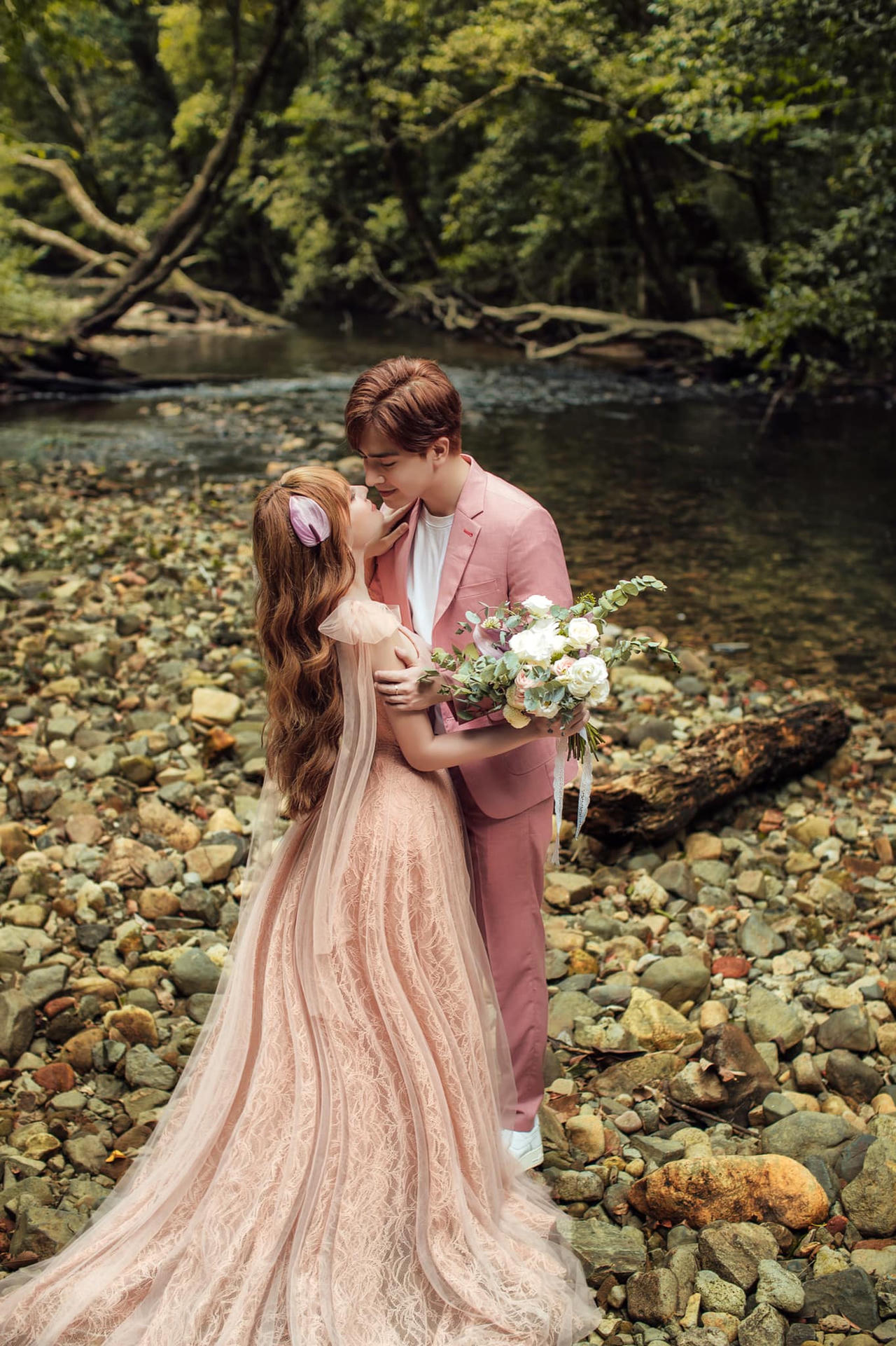 Thu Thủy hạnh phúc chụp ảnh cưới với bạn trai kém 10 tuổi