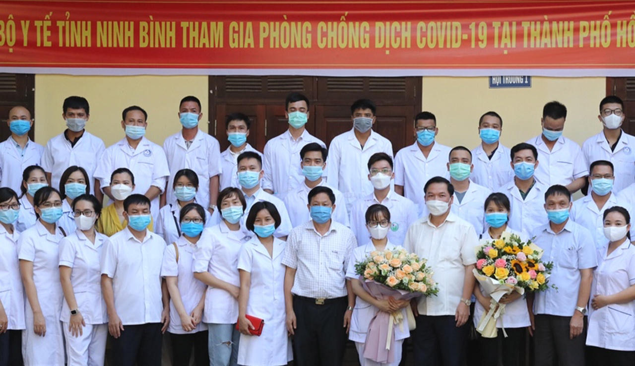 Hơn 40 cán bộ y tế Ninh Bình lên đường hỗ trợ TP HCM chống dịch