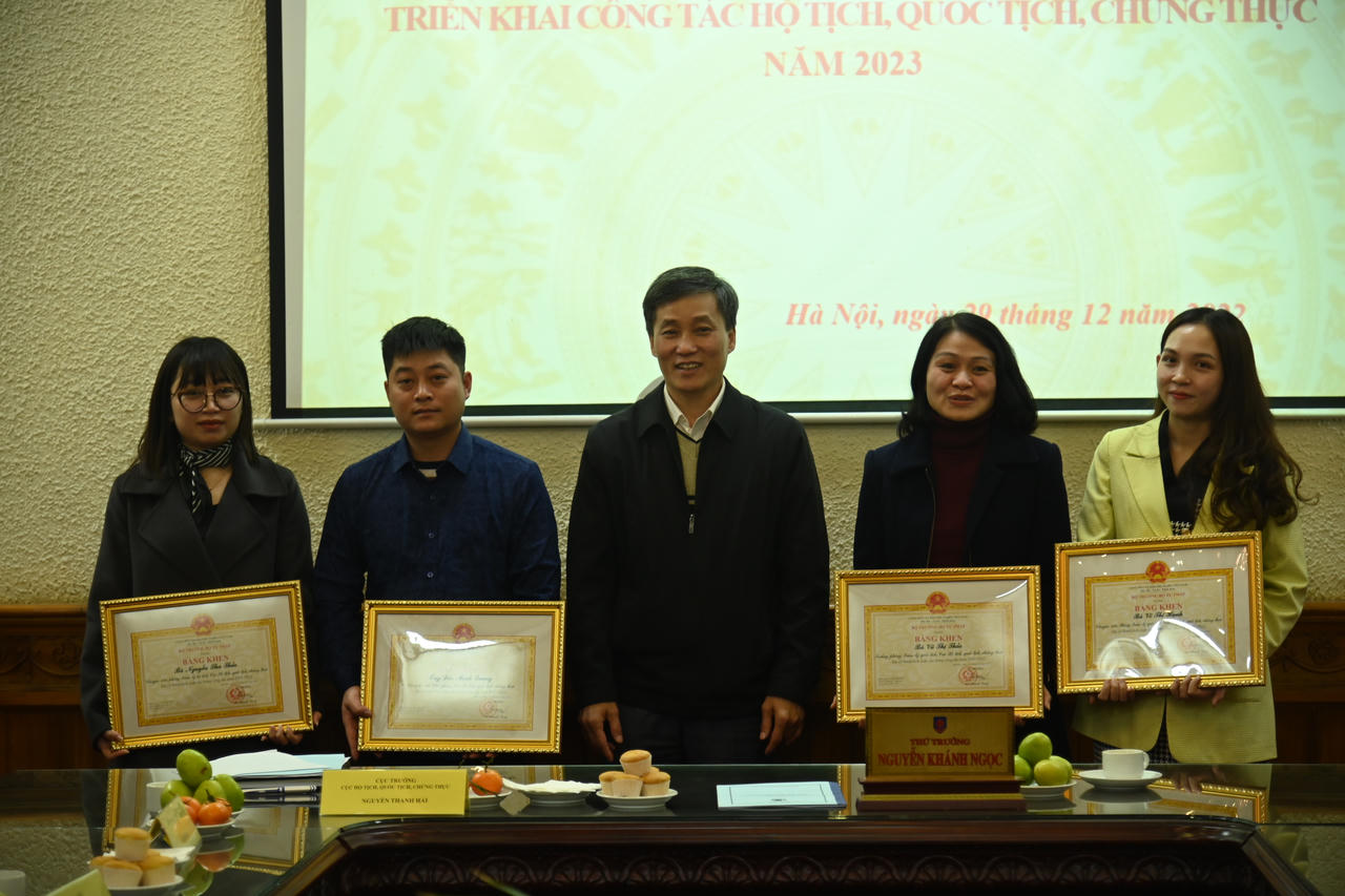 Tiếp tục rà soát, hoàn thiện thể chế trong lĩnh vực hộ tịch, quốc tịch, chứng thực 