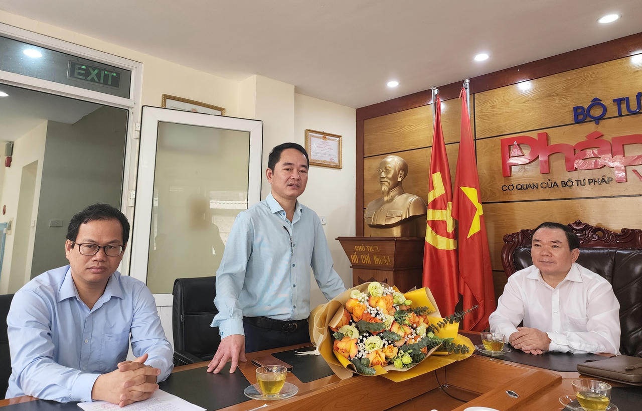 Trao quyết định chuẩn y Bí thư Đảng ủy Báo Pháp luật Việt Nam