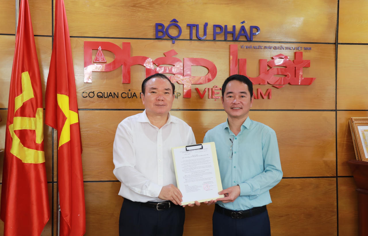 Trao quyết định chuẩn y Bí thư Đảng ủy Báo Pháp luật Việt Nam