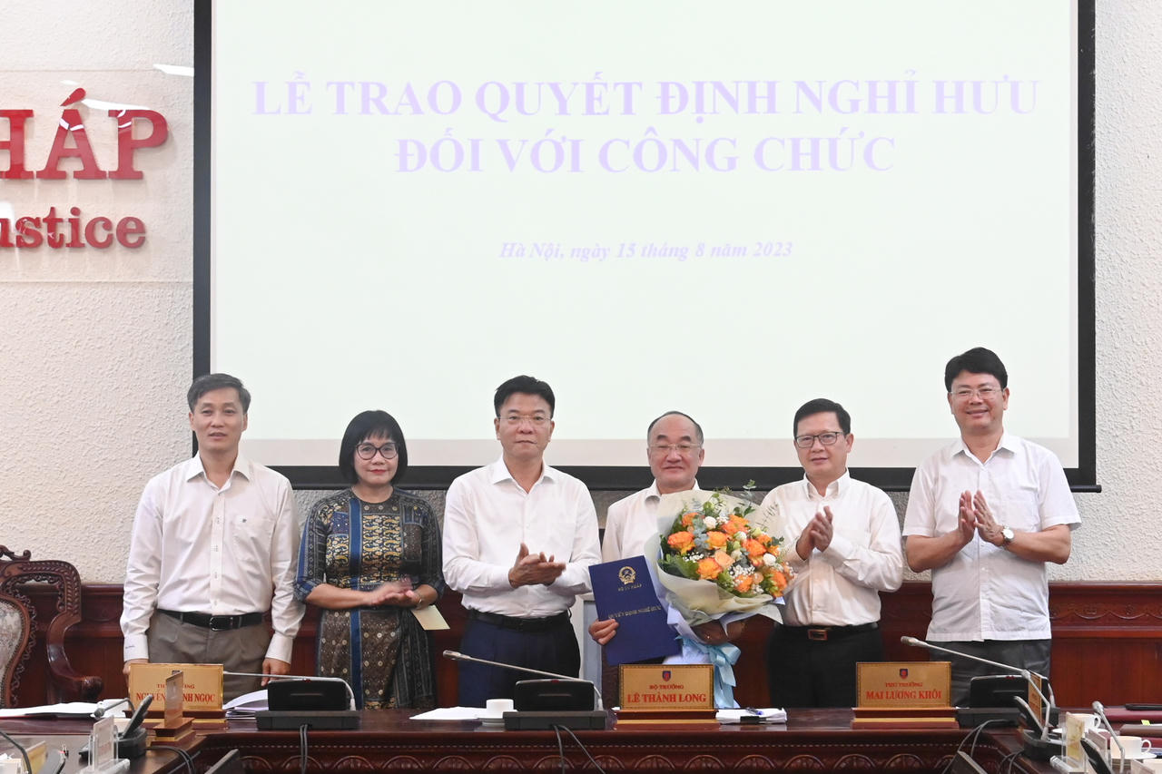 Bộ Tư pháp trao quyết định nghỉ hưu cho đồng chí Đặng Thanh Sơn