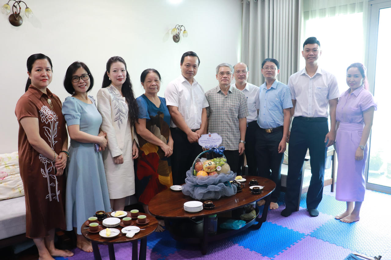 Lãnh đạo Bộ Tư pháp thăm hỏi và tri ân các thế hệ lãnh đạo đi trước