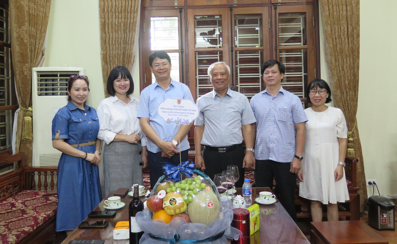 Lãnh đạo Bộ Tư pháp thăm hỏi và tri ân các thế hệ lãnh đạo đi trước