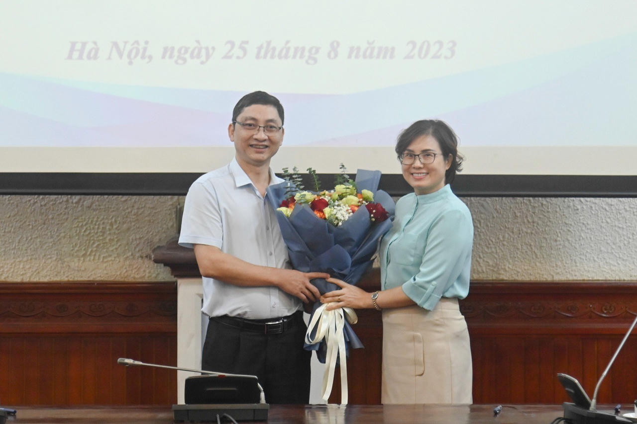 Bàn giao công tác Vụ các vấn đề chung về xây dựng pháp luật