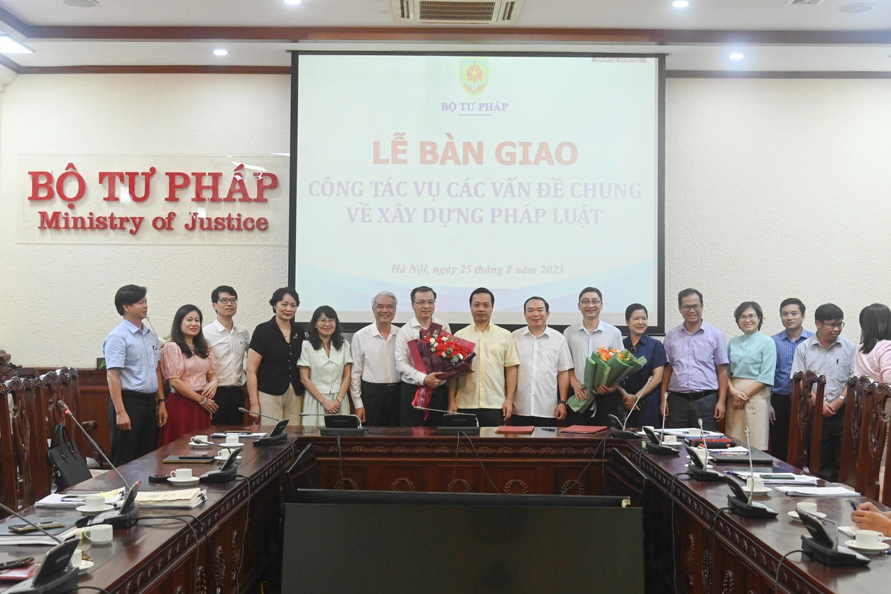 Bàn giao công tác Vụ các vấn đề chung về xây dựng pháp luật