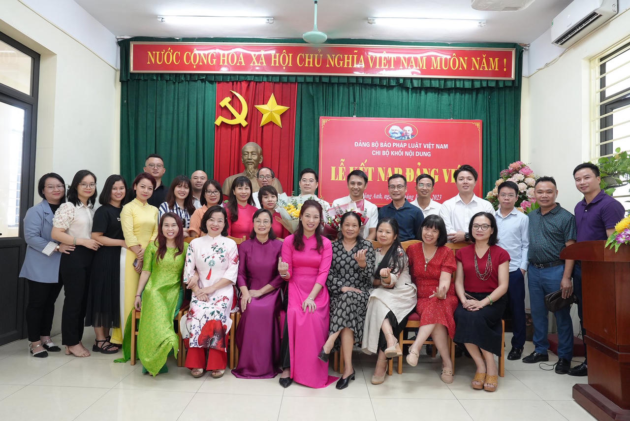 Chi bộ Khối Nội dung, Đảng bộ Báo Pháp luật Việt Nam kết nạp Đảng viên mới 