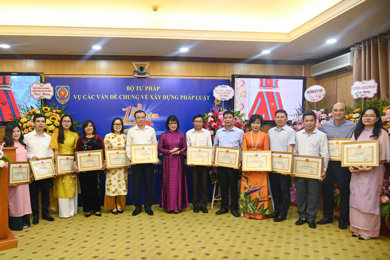 Vụ Các vấn đề chung về xây dựng pháp luật đón nhận Huân chương Lao động hạng Ba 