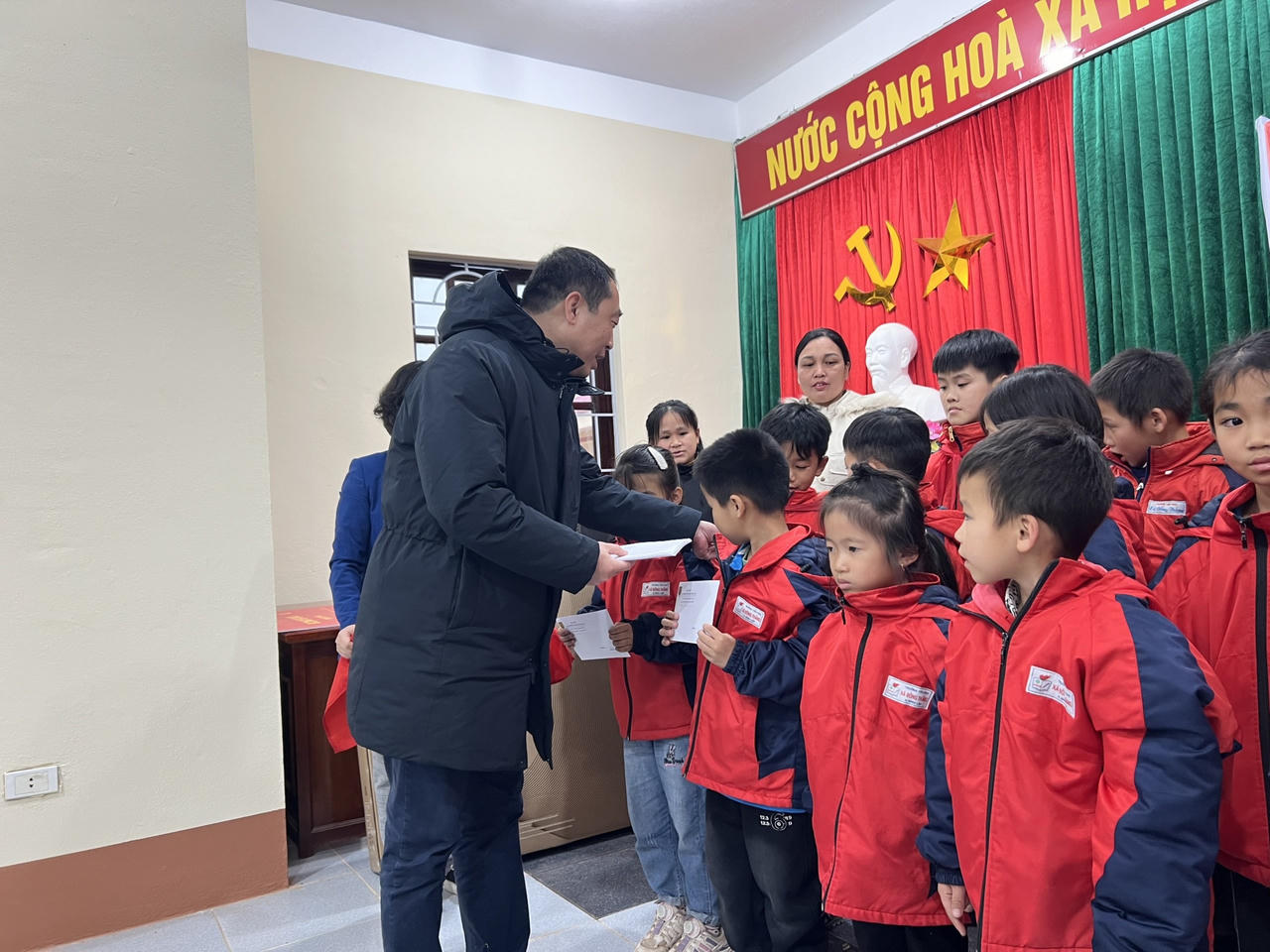 Cục Phổ biến, giáo dục pháp luật tổ chức thành công các hoạt động thiện nguyện tại tỉnh Lạng Sơn 