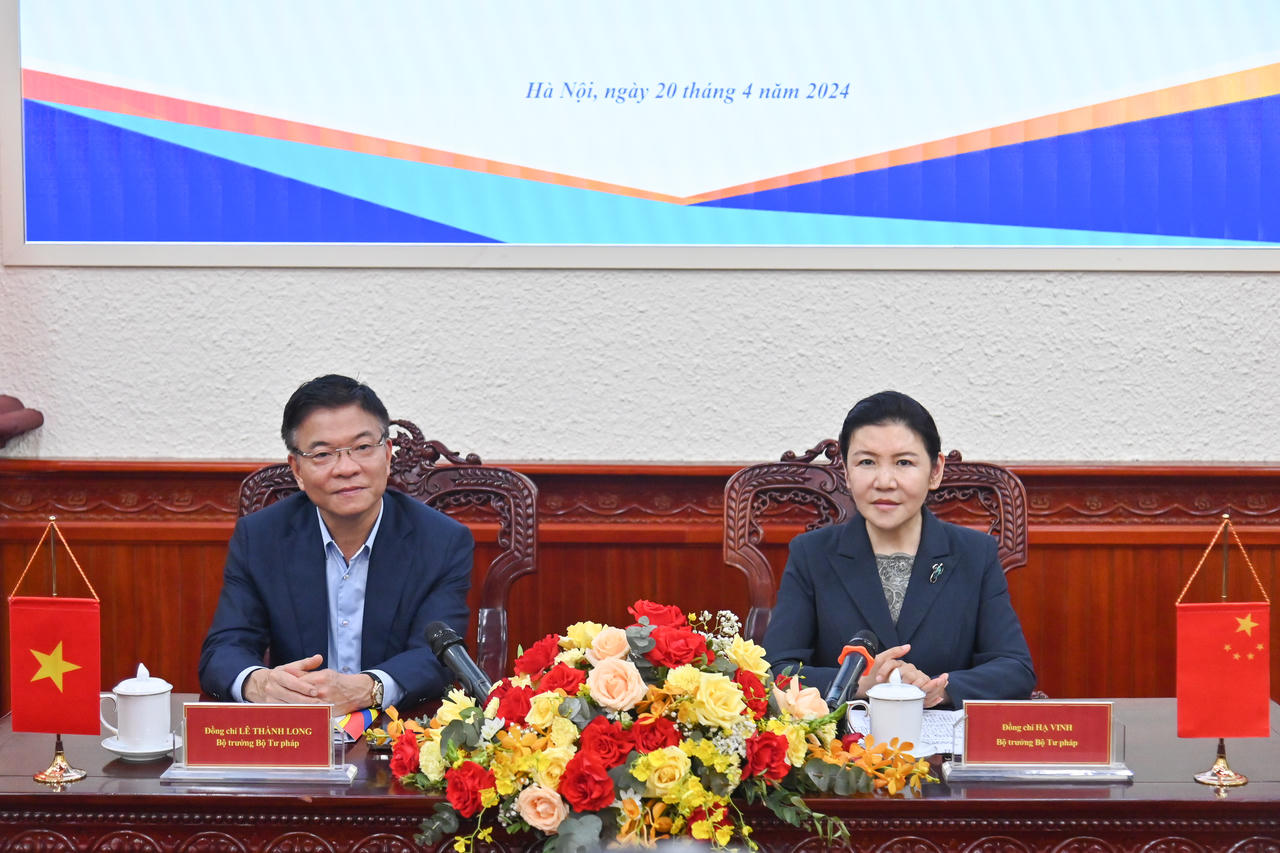 Bộ trưởng Bộ Tư pháp Trung Quốc Hạ Vinh nói chuyện chuyên đề tại Bộ Tư pháp Việt Nam