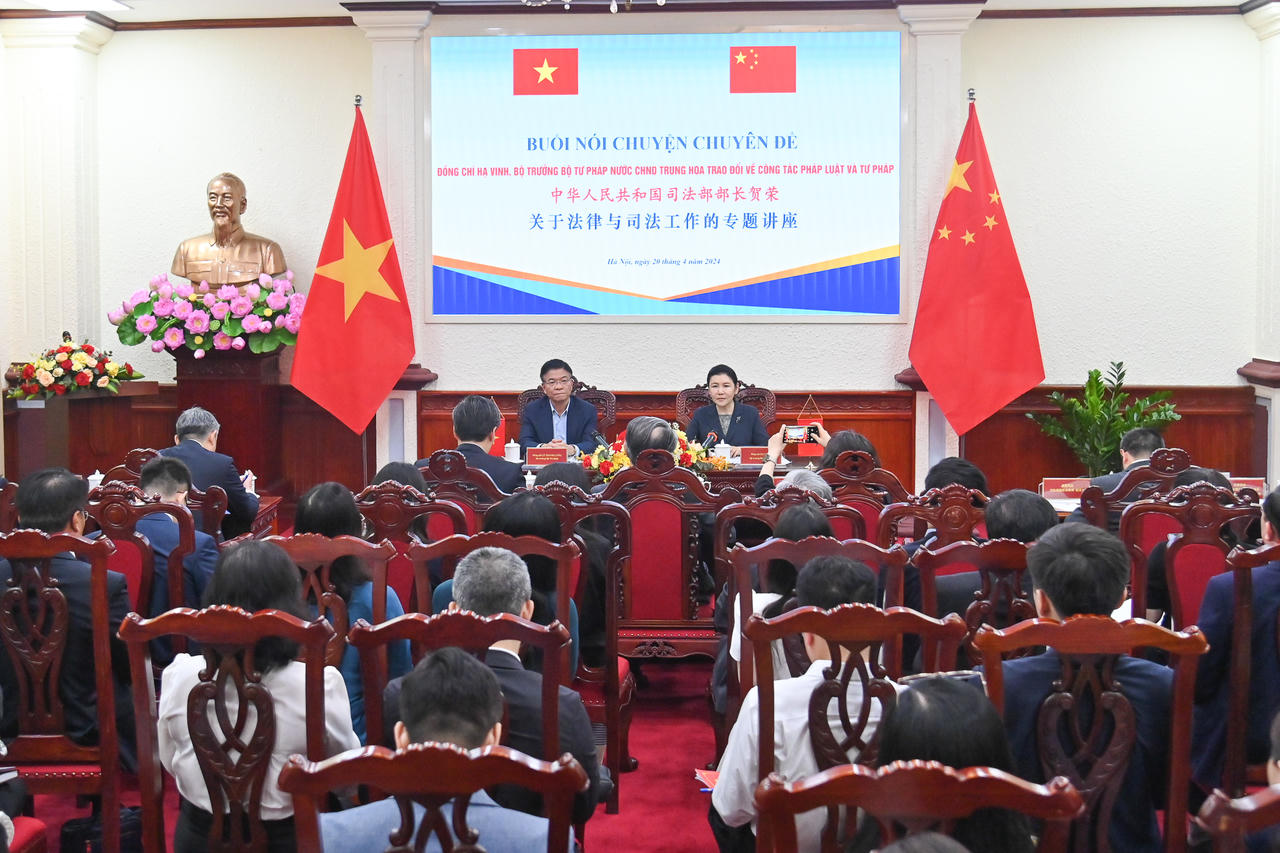 Bộ trưởng Bộ Tư pháp Trung Quốc Hạ Vinh nói chuyện chuyên đề tại Bộ Tư pháp Việt Nam