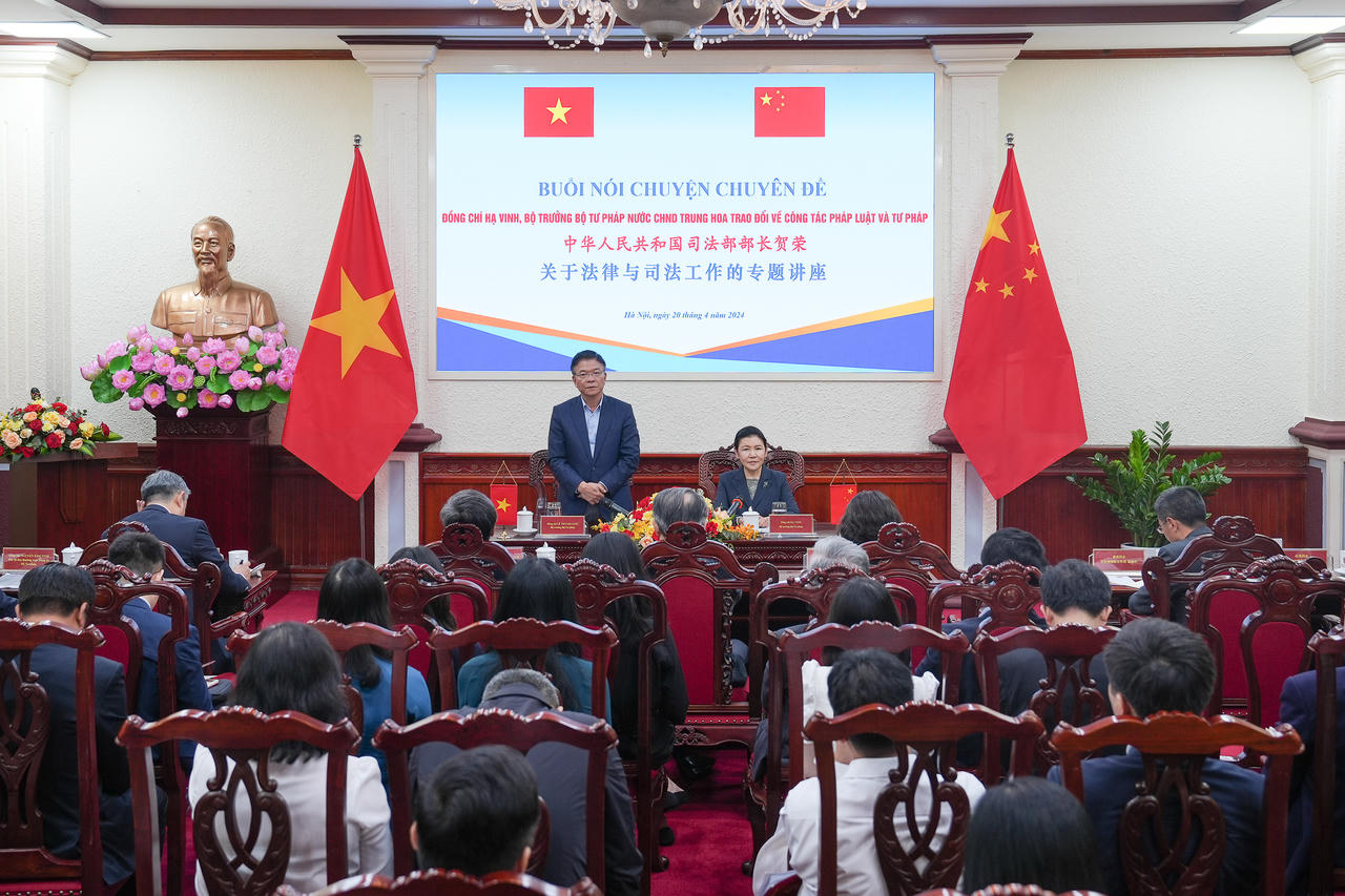 Bộ trưởng Bộ Tư pháp Trung Quốc Hạ Vinh nói chuyện chuyên đề tại Bộ Tư pháp Việt Nam