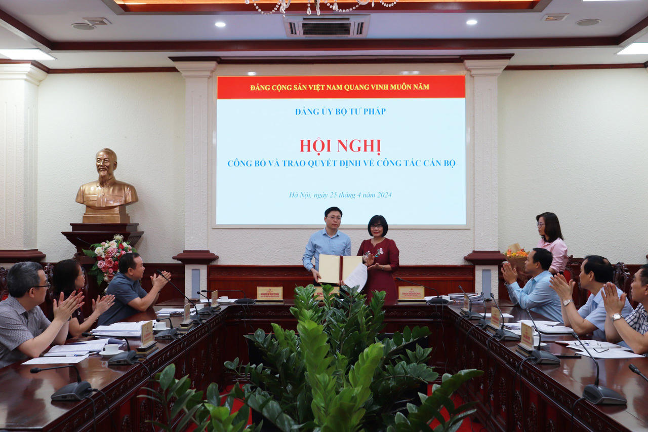 Trao Quyết định tham gia Ban Chấp hành Đảng bộ Bộ Tư pháp cho ông Đỗ Xuân Quý