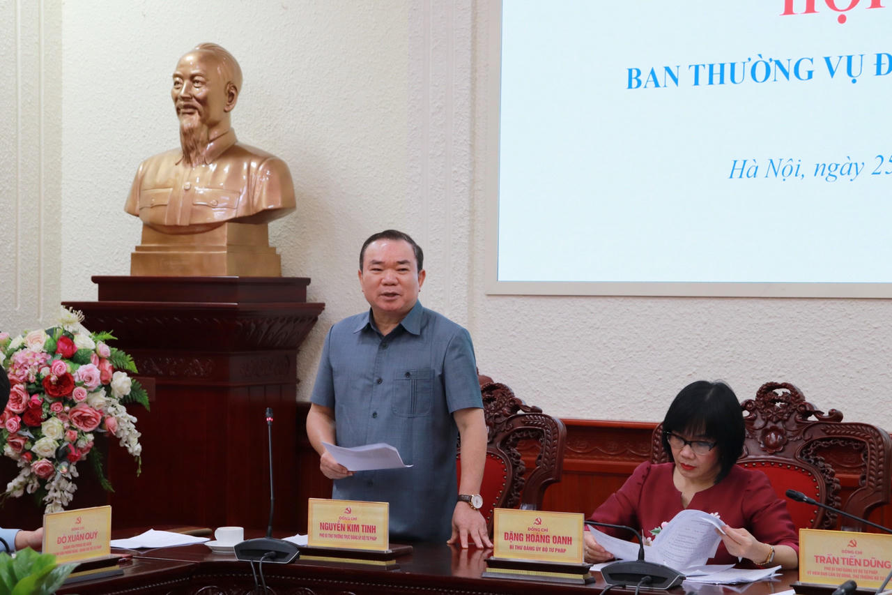 Trao Quyết định tham gia Ban Chấp hành Đảng bộ Bộ Tư pháp cho ông Đỗ Xuân Quý