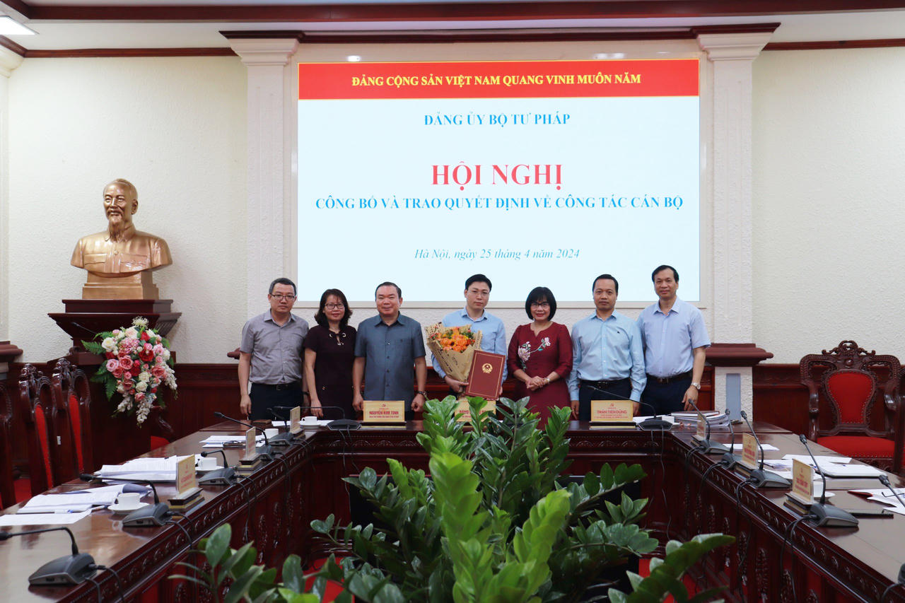 Trao Quyết định tham gia Ban Chấp hành Đảng bộ Bộ Tư pháp cho ông Đỗ Xuân Quý