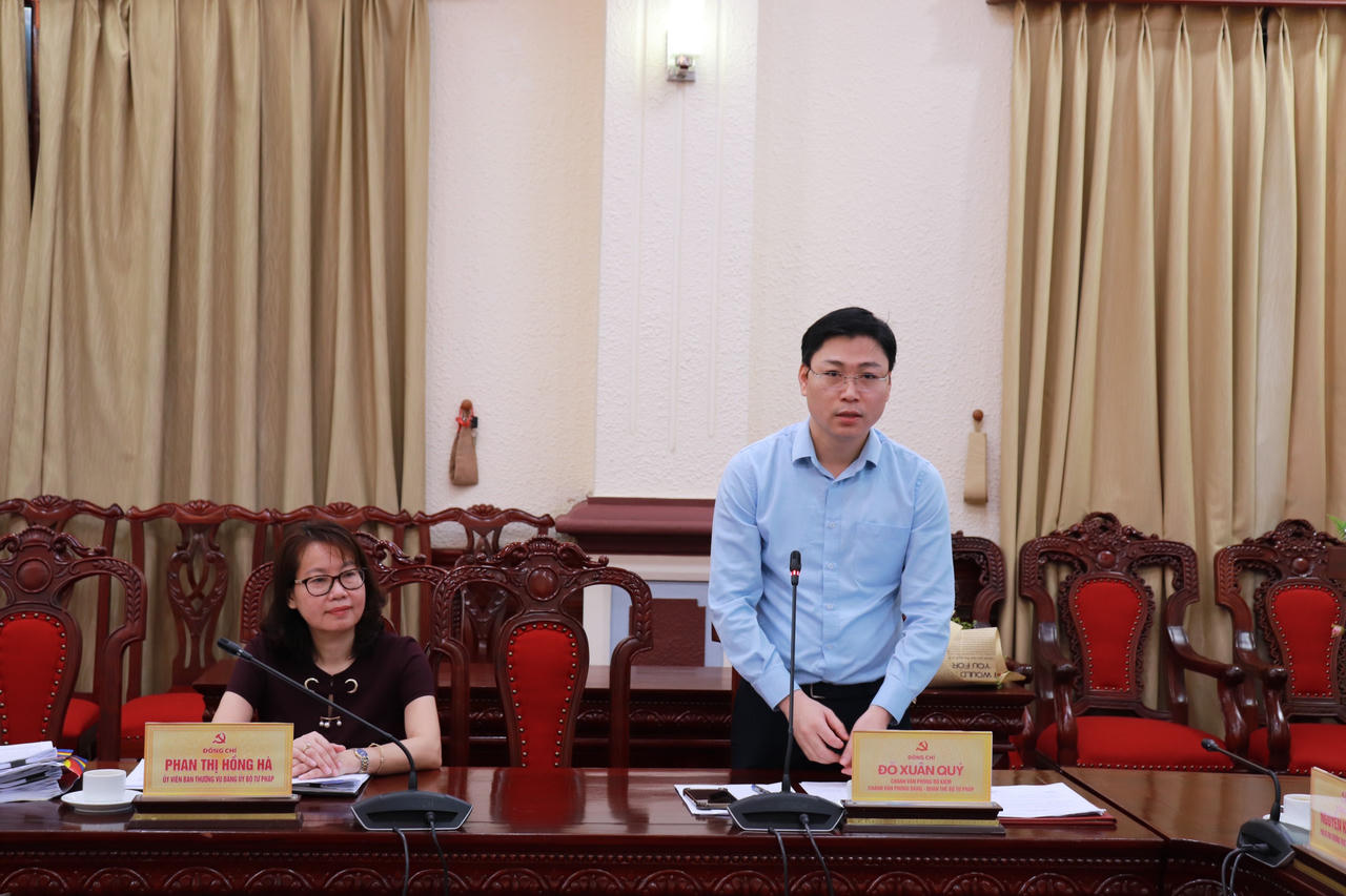 Trao Quyết định tham gia Ban Chấp hành Đảng bộ Bộ Tư pháp cho ông Đỗ Xuân Quý