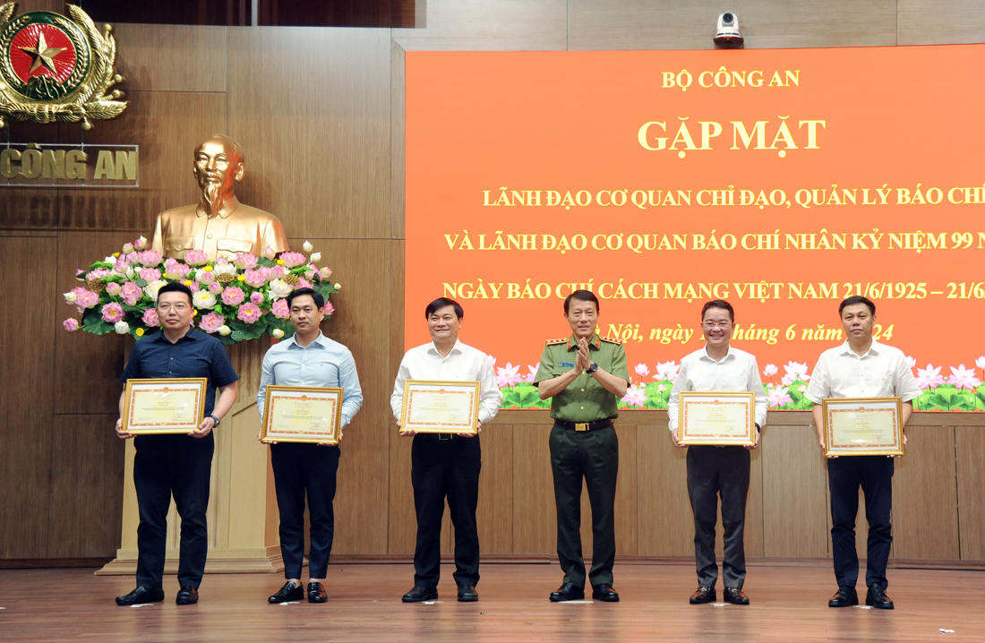 Báo chí luôn đồng hành, sát cánh cùng lực lượng công an nhân dân 