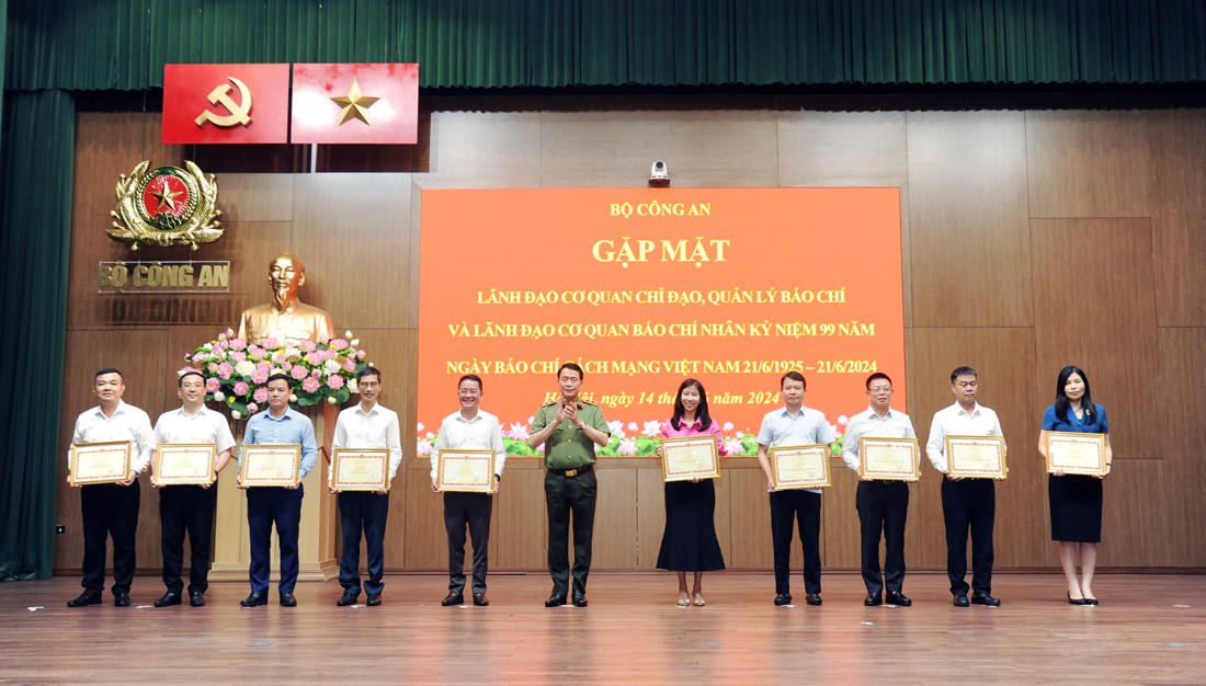 Báo chí luôn đồng hành, sát cánh cùng lực lượng công an nhân dân 