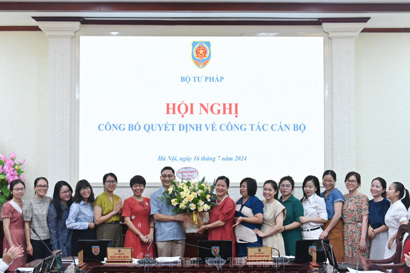 Bộ Tư pháp trao Quyết định bổ nhiệm công chức lãnh đạo 