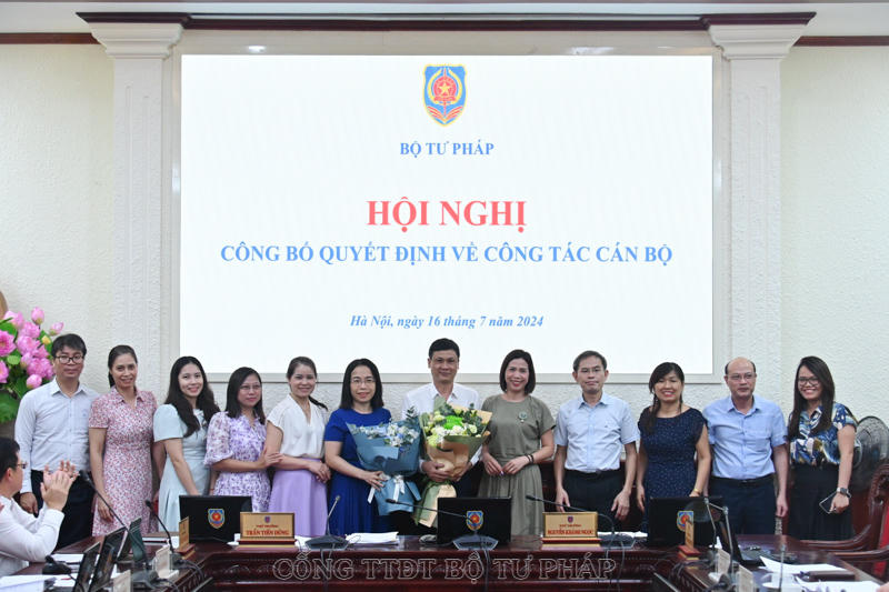 Bộ Tư pháp trao Quyết định bổ nhiệm công chức lãnh đạo 