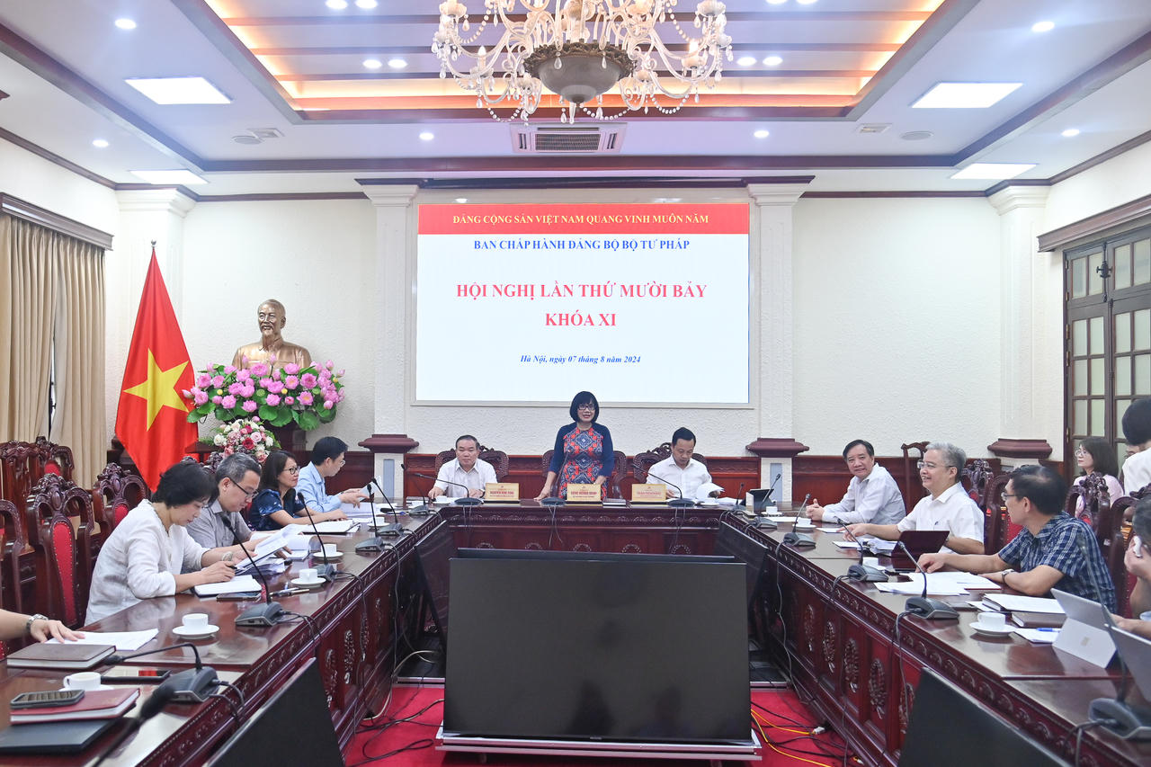 Thứ trưởng Đặng Hoàng Oanh nhận Kỷ niệm chương “Vì sự nghiệp kiểm tra của Đảng”