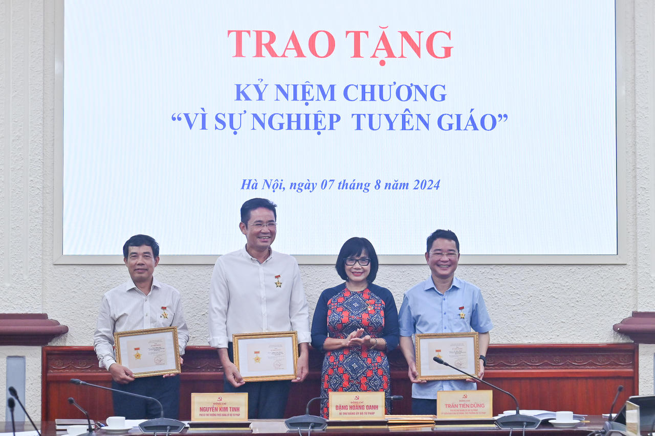 Thứ trưởng Đặng Hoàng Oanh nhận Kỷ niệm chương “Vì sự nghiệp kiểm tra của Đảng”