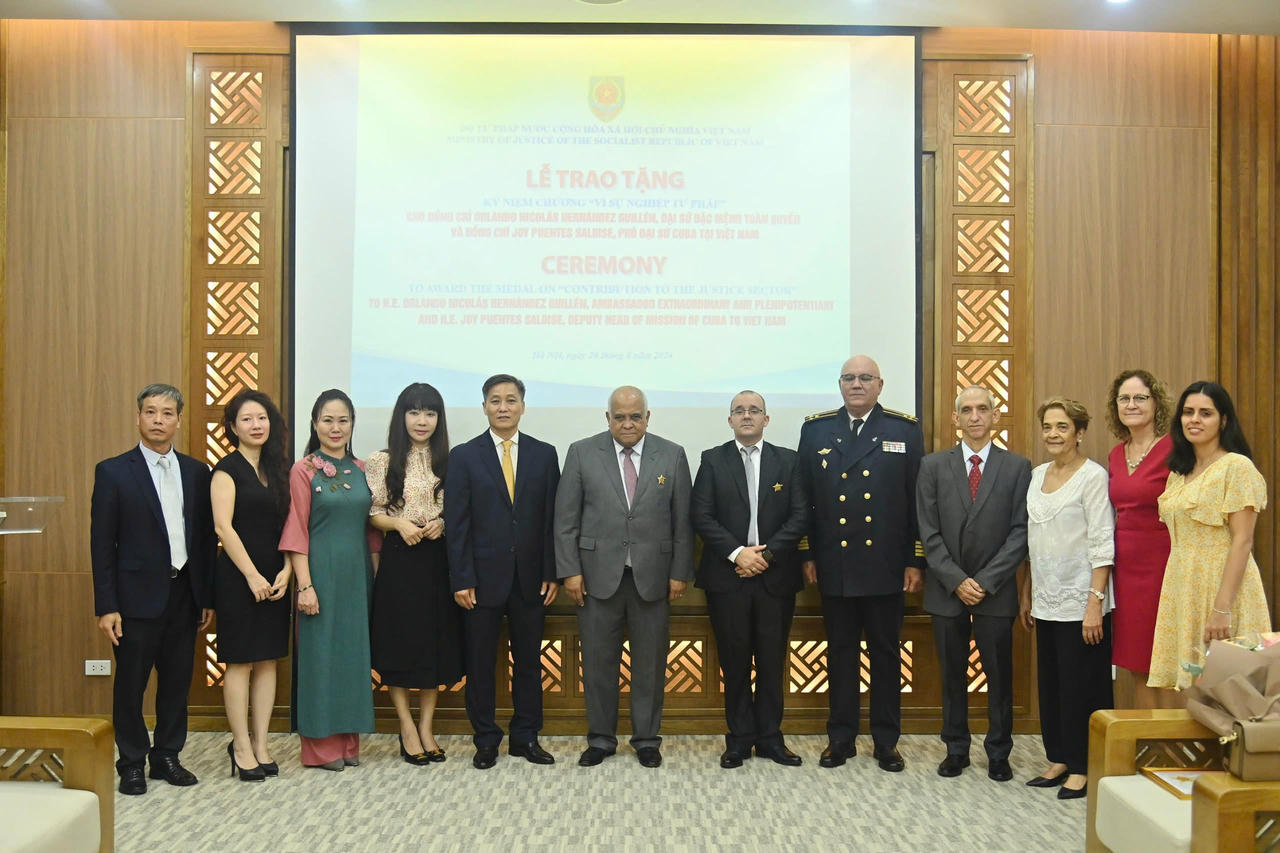 Trao Kỷ niệm chương “Vì sự nghiệp Tư pháp” cho Đại sứ và Phó Đại sứ Cuba tại Việt Nam
