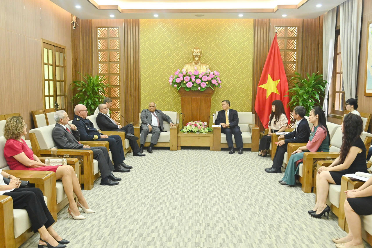 Trao Kỷ niệm chương “Vì sự nghiệp Tư pháp” cho Đại sứ và Phó Đại sứ Cuba tại Việt Nam