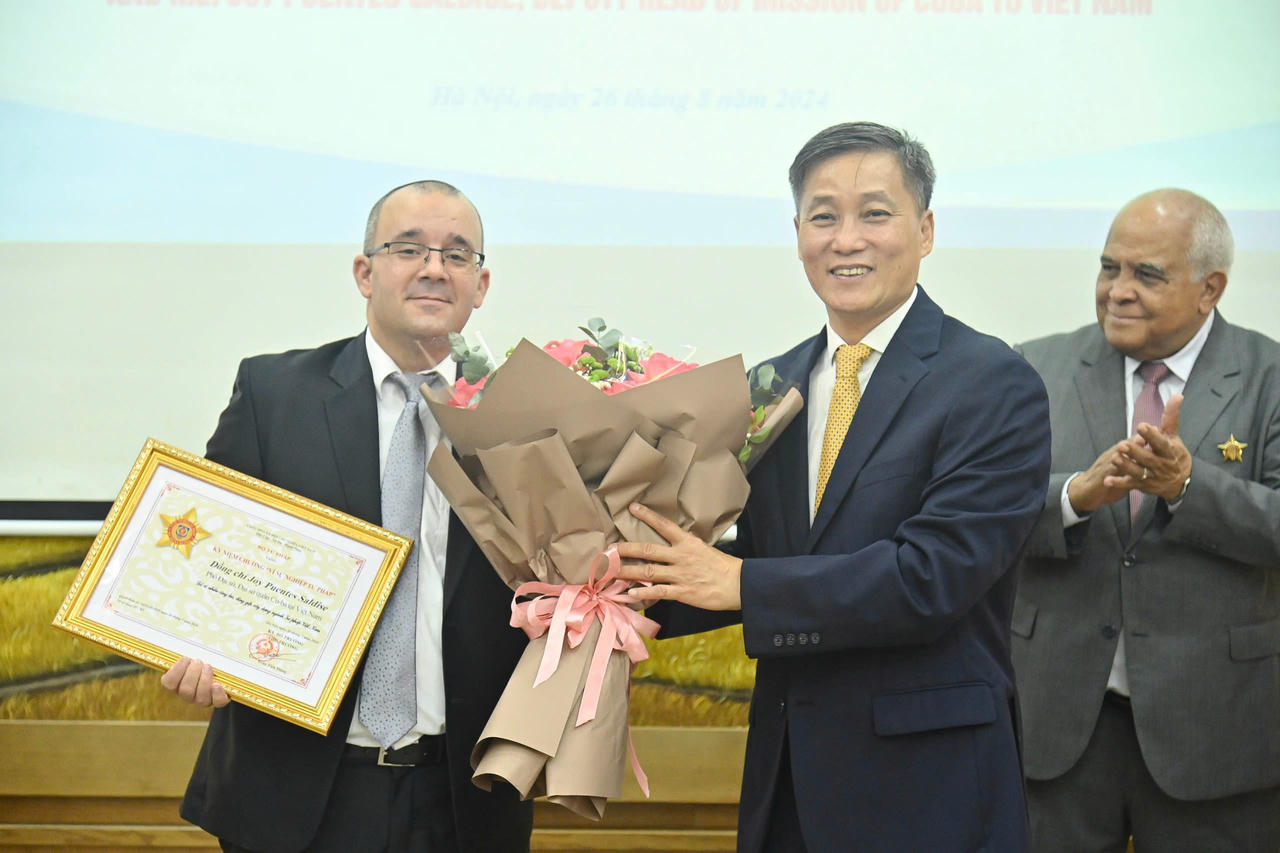 Trao Kỷ niệm chương “Vì sự nghiệp Tư pháp” cho Đại sứ và Phó Đại sứ Cuba tại Việt Nam