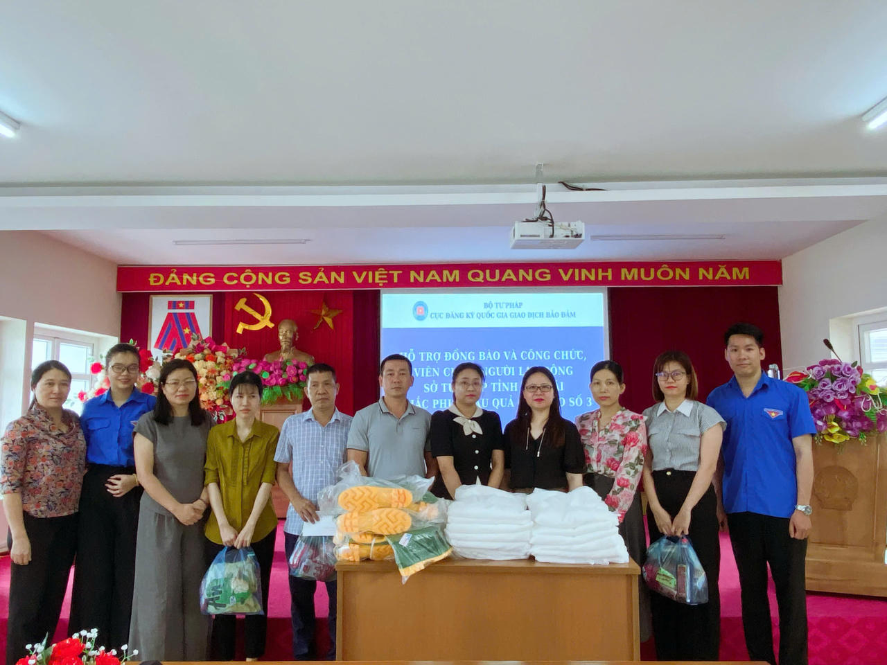 Cục Đăng ký quốc gia giao dịch bảo đảm trao quà hỗ trợ người dân bị ảnh hưởng do bão lụt tại Yên Bái 