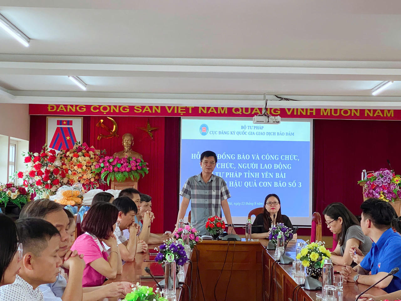 Cục Đăng ký quốc gia giao dịch bảo đảm trao quà hỗ trợ người dân bị ảnh hưởng do bão lụt tại Yên Bái 