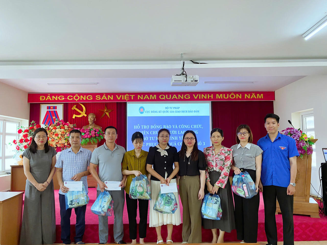 Cục Đăng ký quốc gia giao dịch bảo đảm trao quà hỗ trợ người dân bị ảnh hưởng do bão lụt tại Yên Bái 