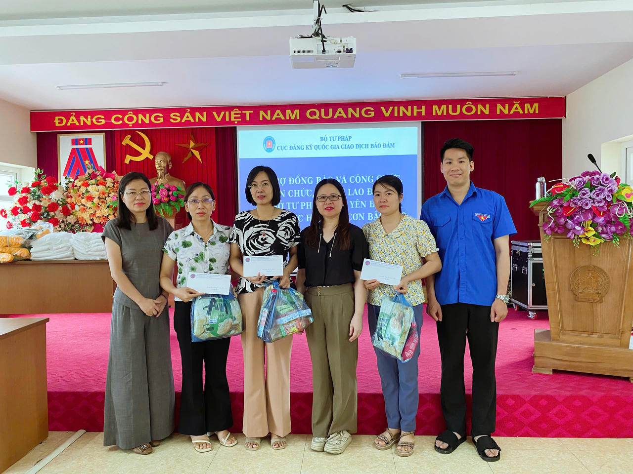 Cục Đăng ký quốc gia giao dịch bảo đảm trao quà hỗ trợ người dân bị ảnh hưởng do bão lụt tại Yên Bái 