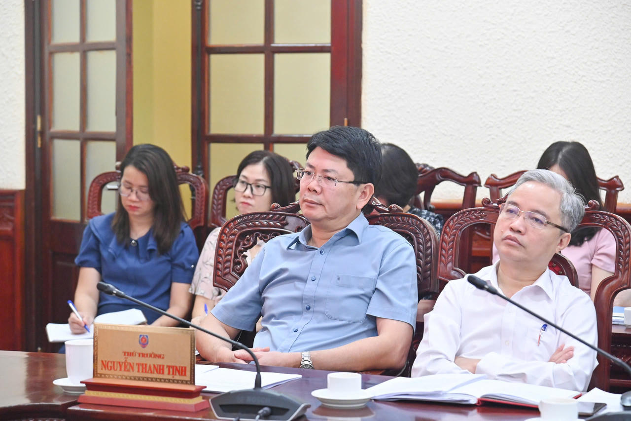 Xây dựng pháp luật phải xuất phát từ thực tiễn đất nước và đón kịp xu thế thời đại