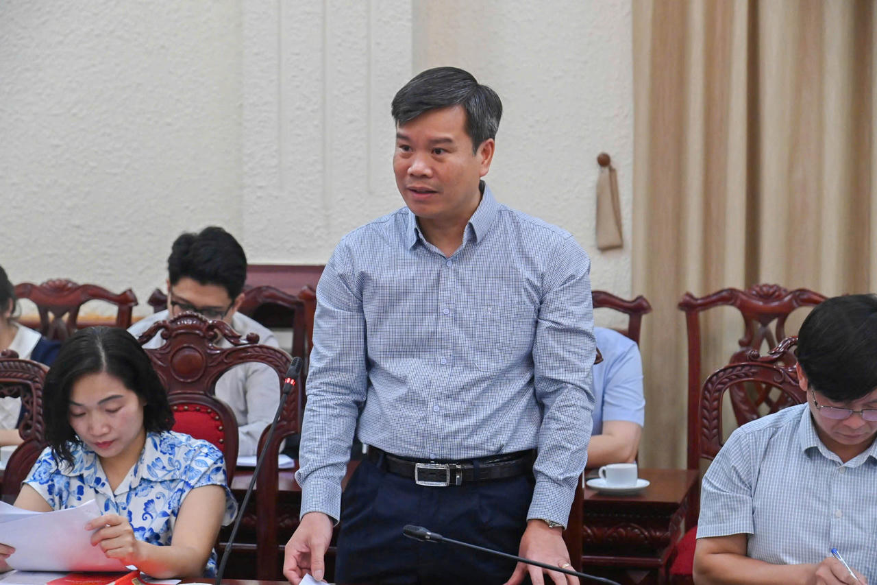 Hoàn thiện quy định về phân cấp, phân quyền giữa trung ương và chính quyền địa phương