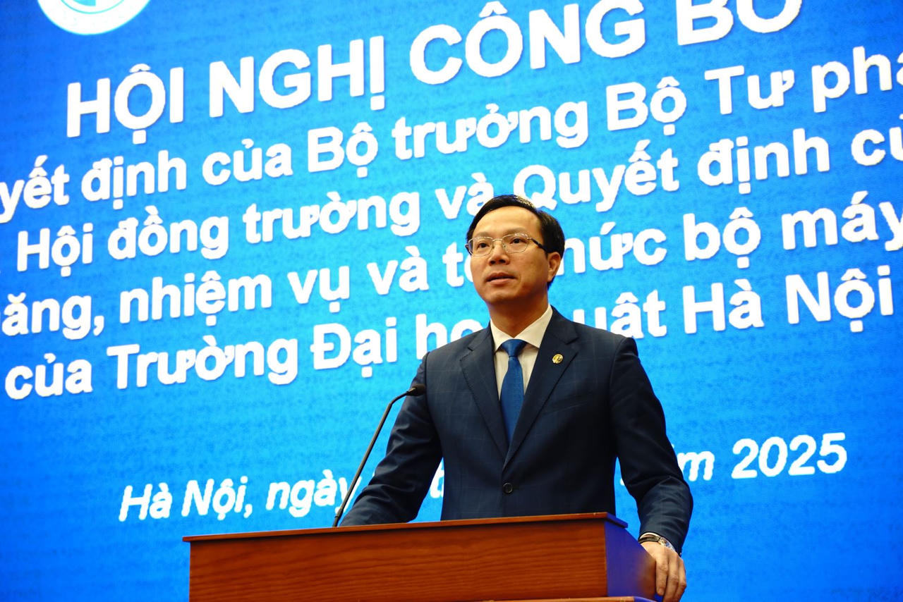 Trường Đại học Luật Hà Nội: Công bố các Quyết định về tổ chức bộ máy và nhân sự sau sắp xếp