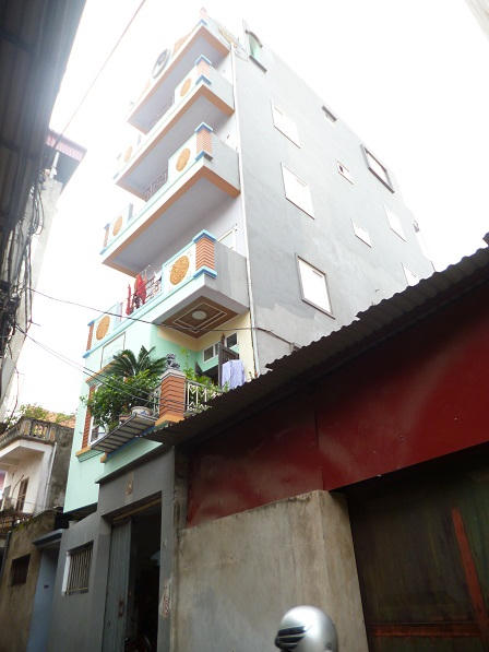 Ngôi nhà kỳ lạ của anh nông dân xóm Hạnh Phúc