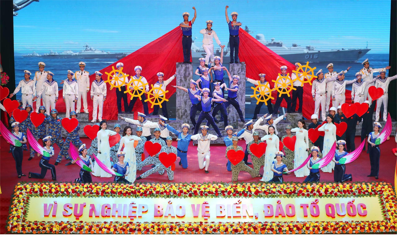 Chủ tịch nước Lương Cường trao Huân chương Hồ Chí Minh tặng Quân chủng Hải quân 