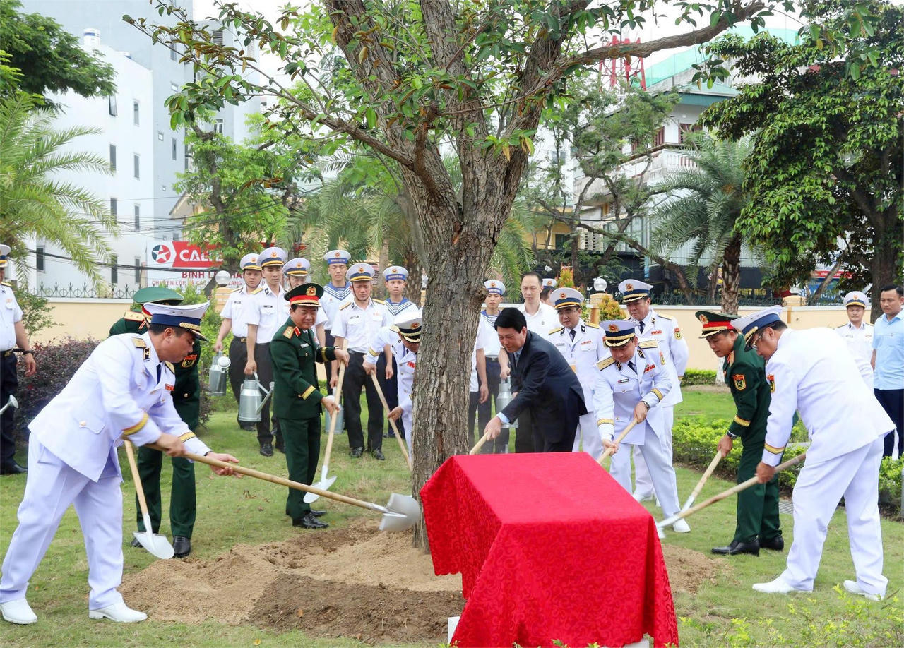 Chủ tịch nước Lương Cường trao Huân chương Hồ Chí Minh tặng Quân chủng Hải quân 