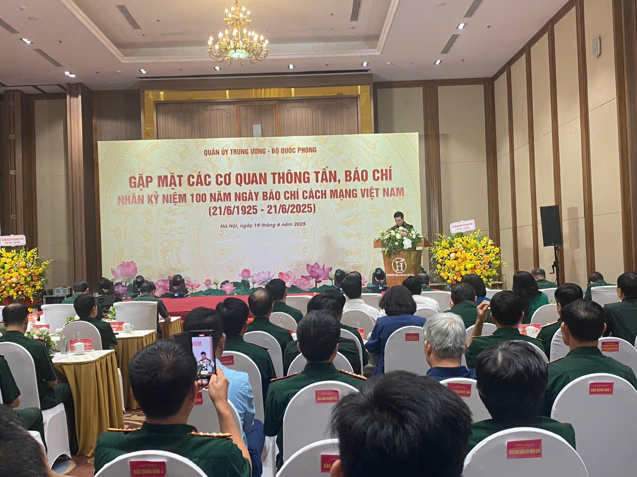 Báo Pháp luật Việt Nam nhận bằng khen của Bộ trưởng Bộ Quốc phòng