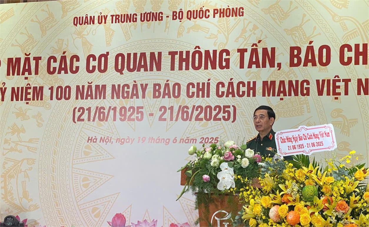 Báo Pháp luật Việt Nam nhận bằng khen của Bộ trưởng Bộ Quốc phòng