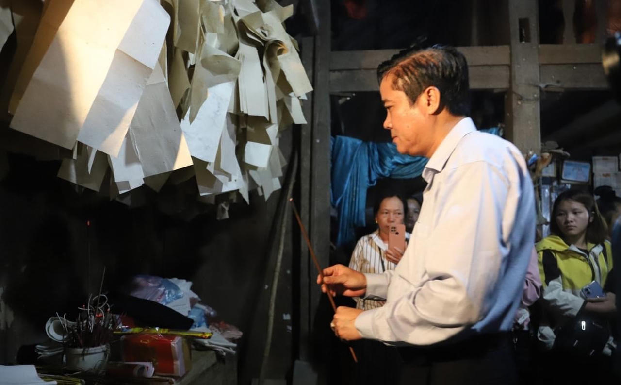 Bộ trưởng - Chủ nhiệm Ủy ban Dân tộc Hầu A Lềnh thăm hỏi, hỗ trợ các gia đình bị thiên tai