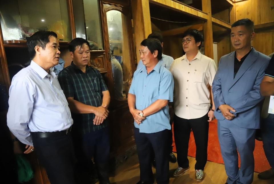 Bộ trưởng - Chủ nhiệm Ủy ban Dân tộc Hầu A Lềnh thăm hỏi, hỗ trợ các gia đình bị thiên tai